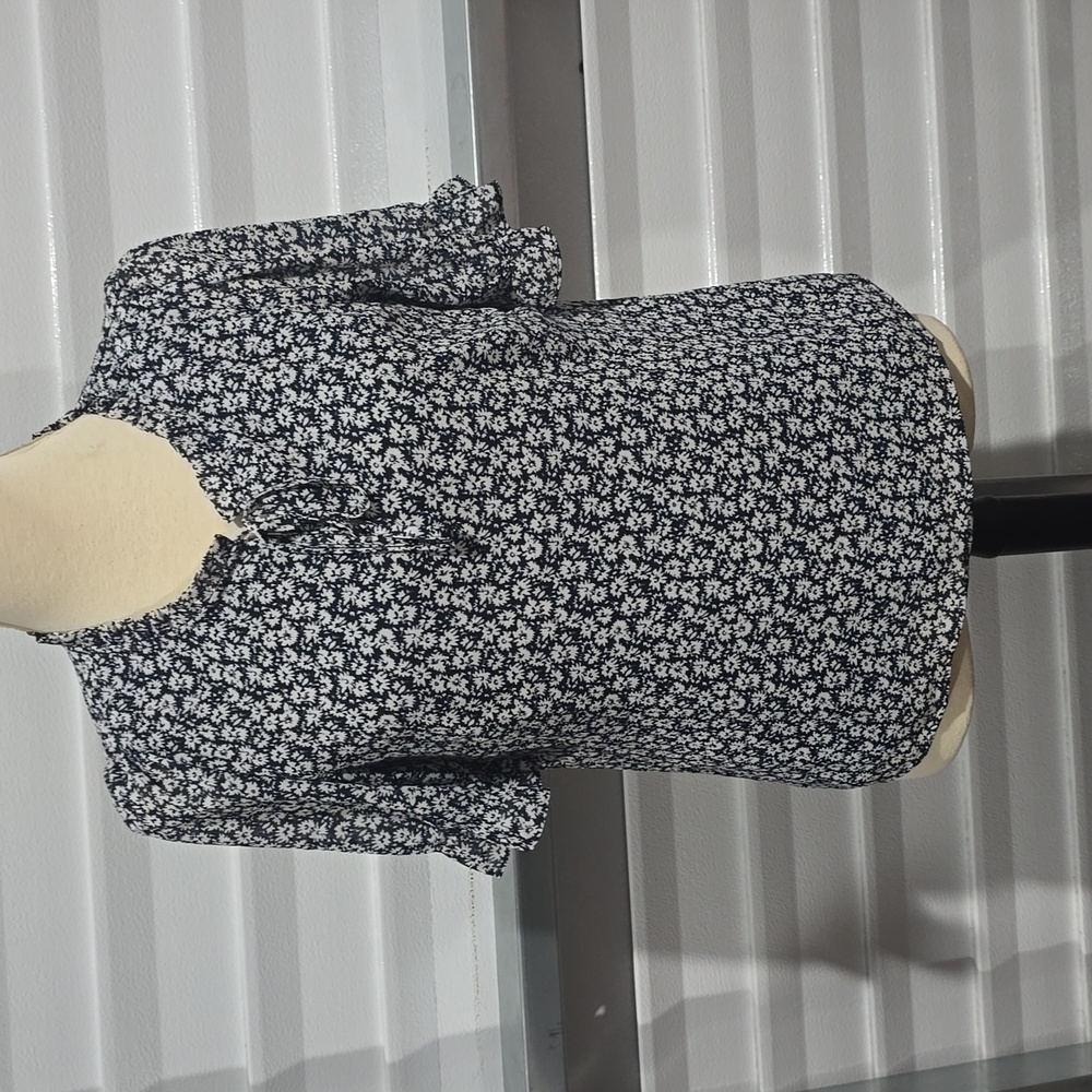 J. Crew Navy and White Floral Top Size‎ Medium